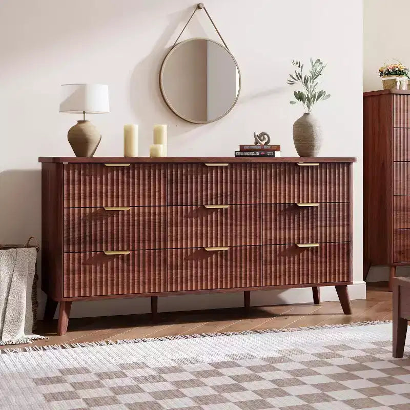 Commode à neuf tiroirs avec rainures