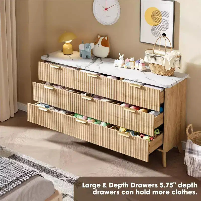 Commode à neuf tiroirs avec rainures