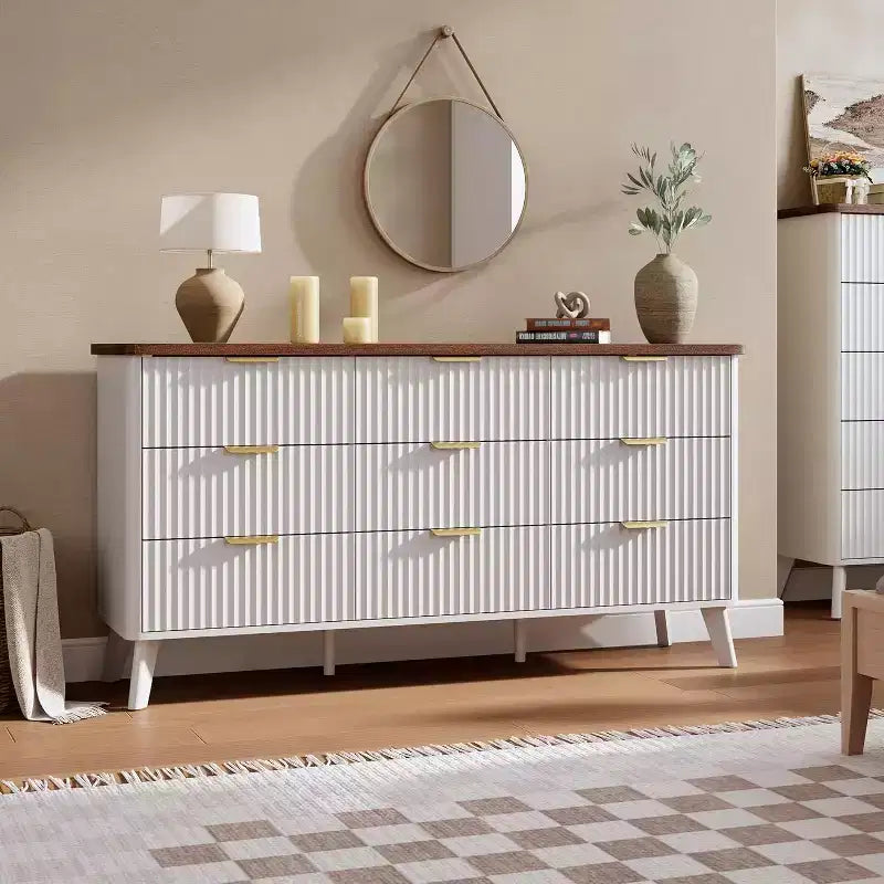 Commode à neuf tiroirs avec rainures