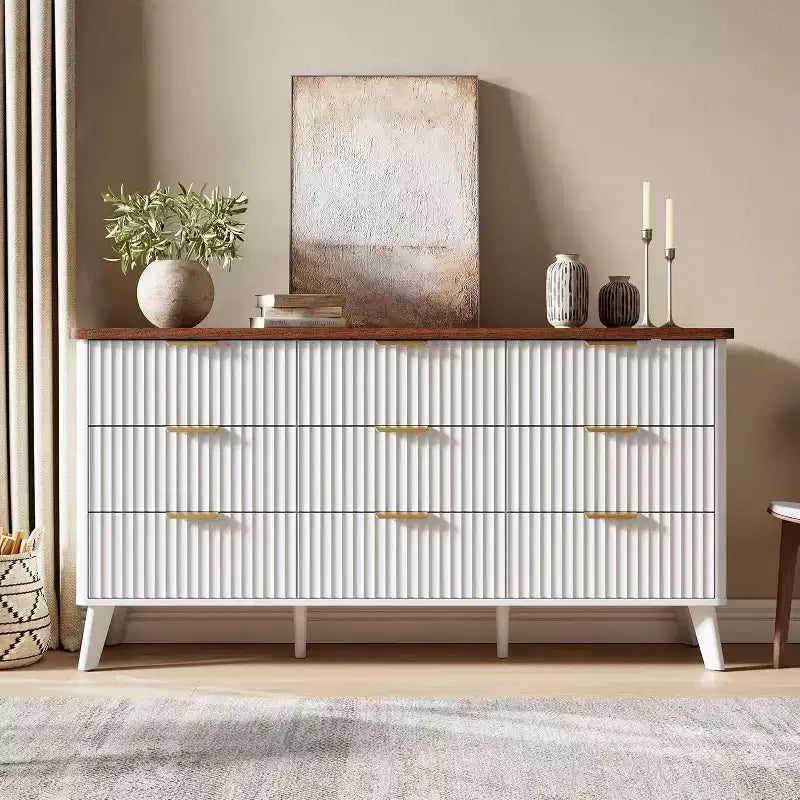 Commode à neuf tiroirs avec rainures