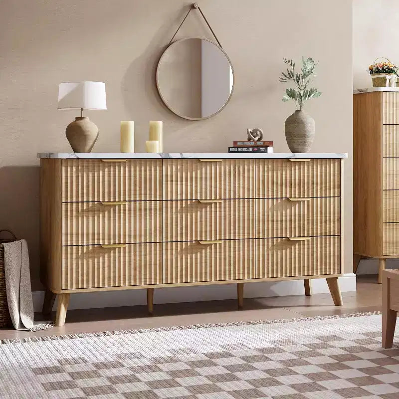 Commode à neuf tiroirs avec rainures