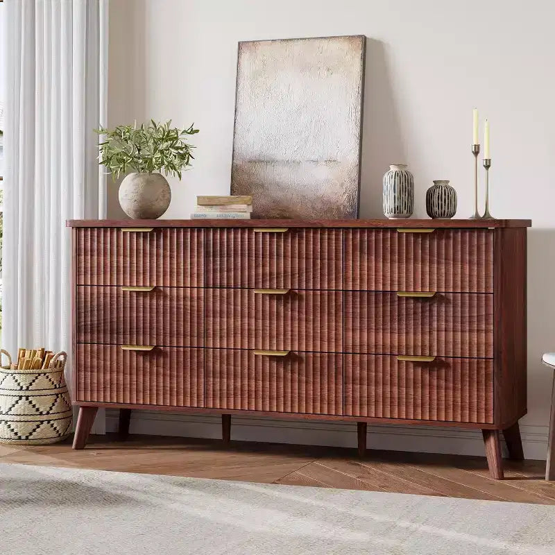 Commode à neuf tiroirs avec rainures