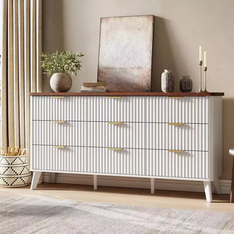 Commode à neuf tiroirs avec rainures