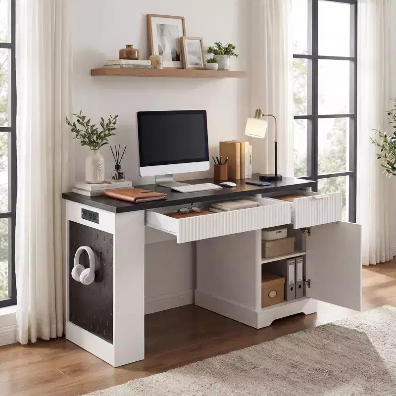Bureau informatique moderne en bois rainuré