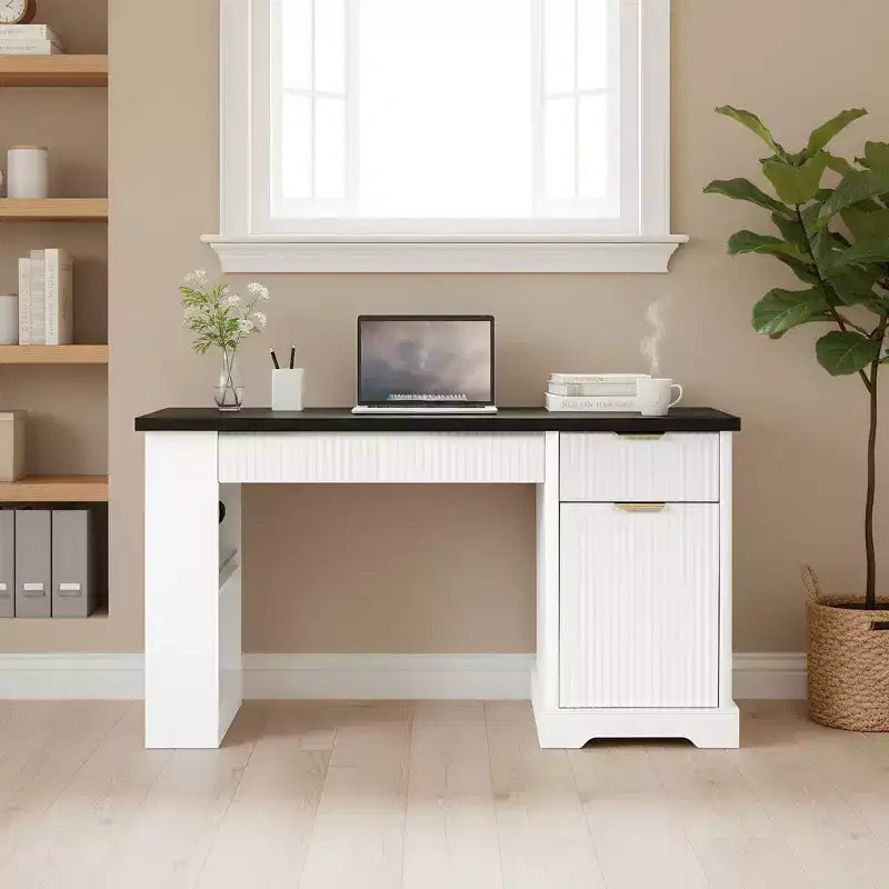 Bureau informatique moderne en bois rainuré