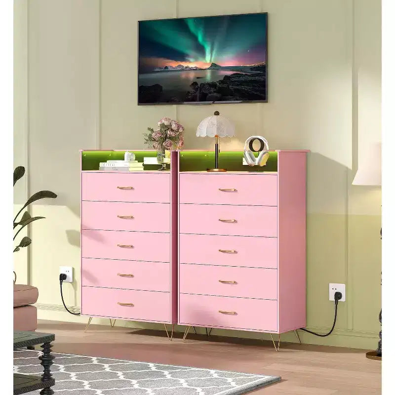 Une armoire intelligente à quatre tiroirs avec lumières LED RGB et chargement sans fil.