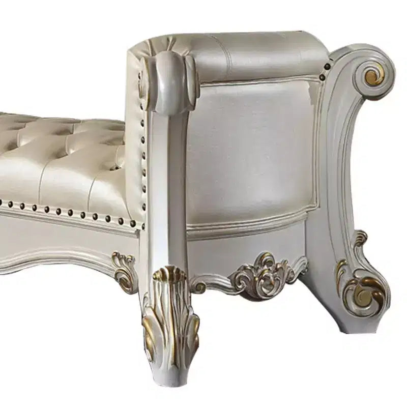 Poufs et bancs en cuir synthétique couleur perle, finition perle antique