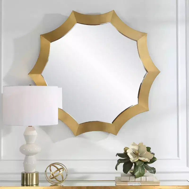 Miroir mural en laiton brossé en forme d'éventail