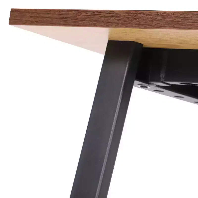 Table à manger/table de jeux avec piétement en A en acier robuste.